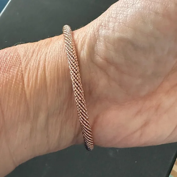 Textured single cuff bangle rose gold color - Picture 3 of 3